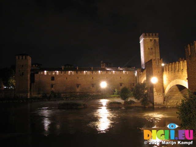 SX19474 Ponte de Castelvecchio at night, Verona, Italy